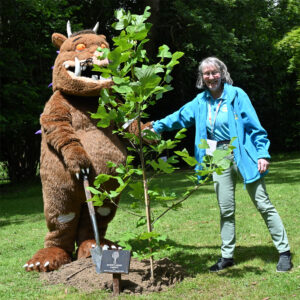 Gruffalo and Kathy Gore planting QGC tree